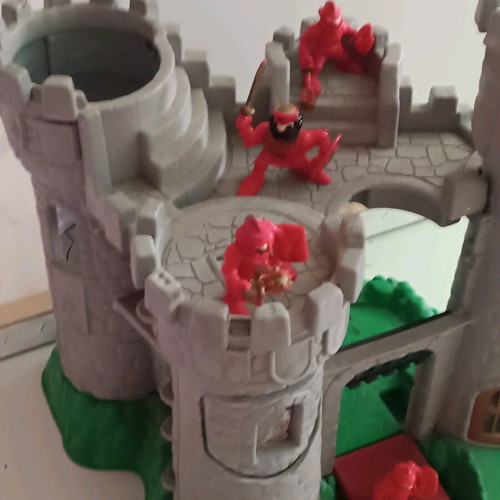 Fisher-Price castle with knights used, 7 figures