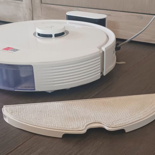 Roborock Q8 Max robot vacuum with laser mapping and 5500Pa suction, white