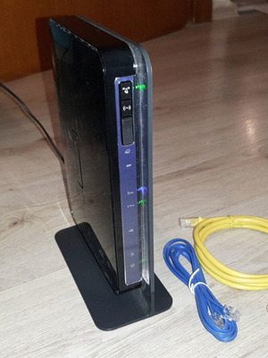 Netgear DGND3700v2 N600 ADSL Modem Router like new with cables