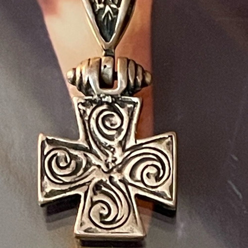 Silver cross 925, like new, weight 6.8 g