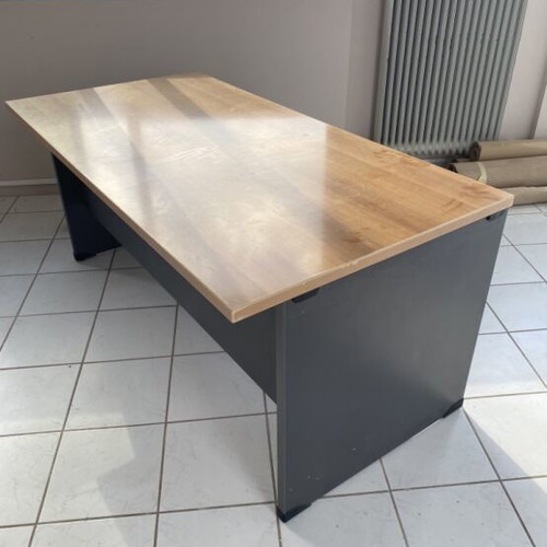 Biro desk like new with modern design and large work surface