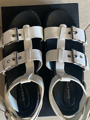 Bershka Gladiators like new white sandals size 38
