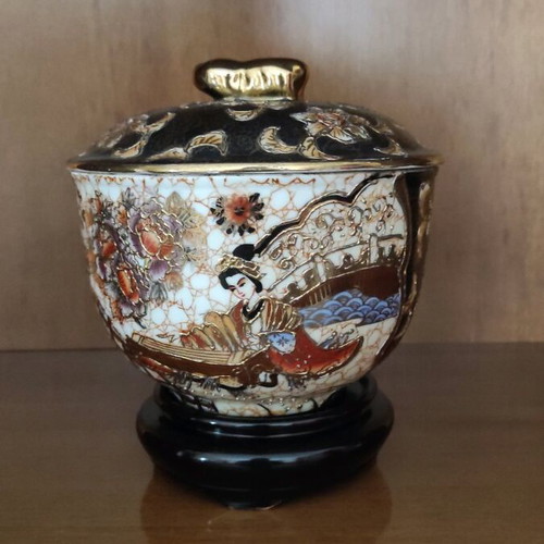Porcelain Satsuma decoration like new with lid and base