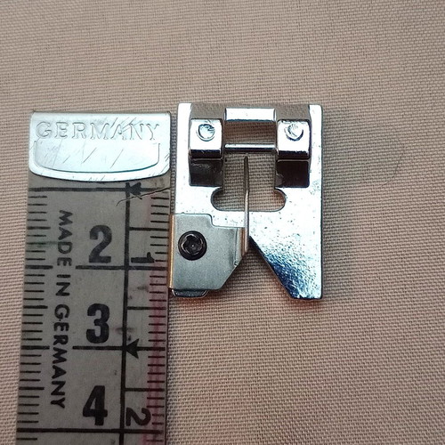 Presser foot for decorative effects on home sewing machine new