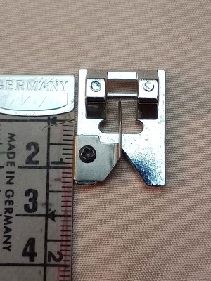 Presser foot for decorative effects on home sewing machine new