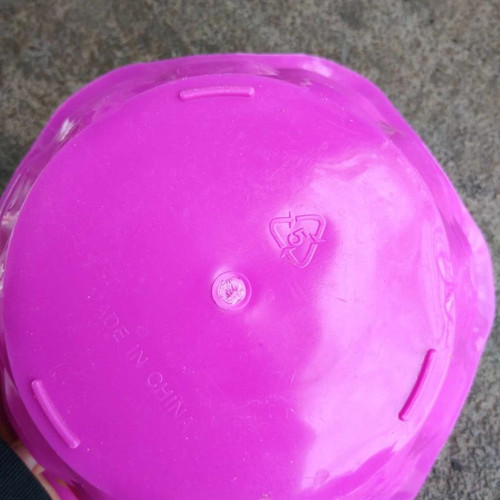 Fuchsia fruit bowl like new, ideal for fruits