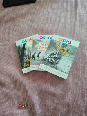 Osho pocket books set of 3 like new with box