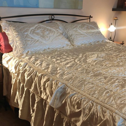 Cotton satin bed cover like new, beige with pillowcases and quilted duvet