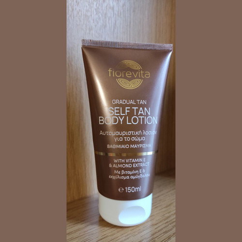 Self Tan body lotion used with vitamin E and almond extract
