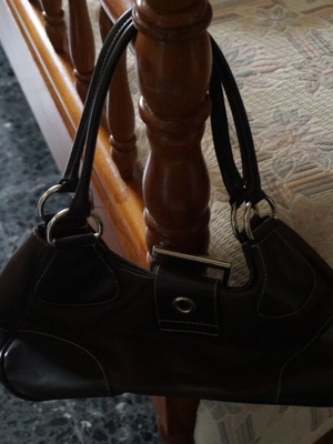 Women's black shoulder bag like new with metal clasp