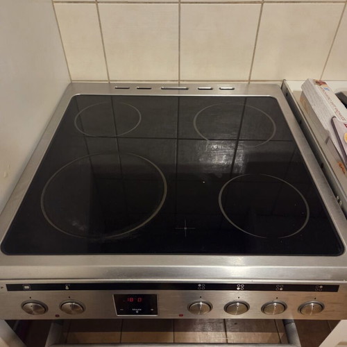 United UFV-68289TP ceramic stove like new, inox color