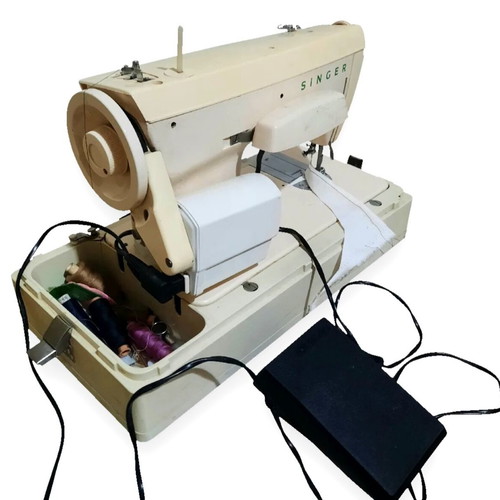 Singer sewing machine made in Brazil 220V like new with case and accessories