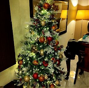 Δέντρο Χριστουγεννιάτικο με όλα τα στολίδια κ λαμπάκια