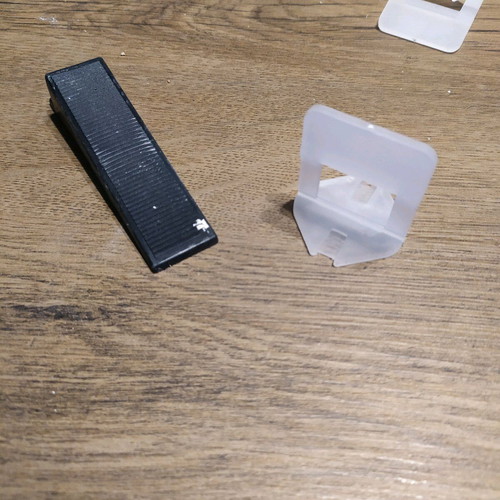 Tile wedges and spacers like new, 480 black wedges and 75 spacers (1.5mm)
