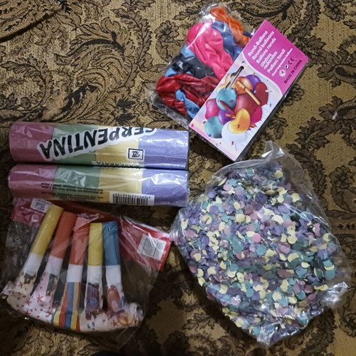 Carnival items new, set of 5 streamers, confetti, balloons
