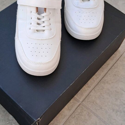 Athletic shoes like new, white with brown details, size 38