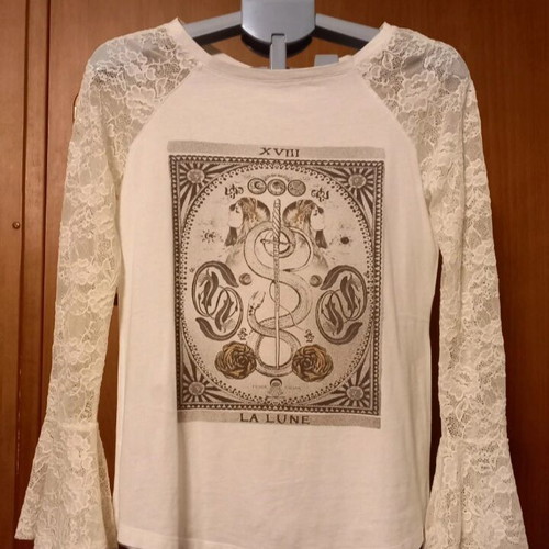 Peace+chaos S-M blouse new with quipure lace sleeves and La lune print