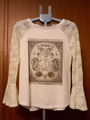 Peace+chaos S-M blouse new with quipure lace sleeves and La lune print