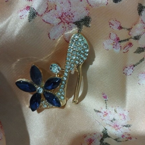 High heel pin new, shiny