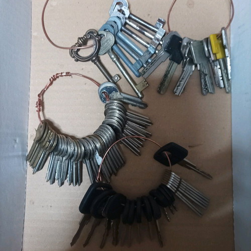 Keys used, pack of over 100 pieces