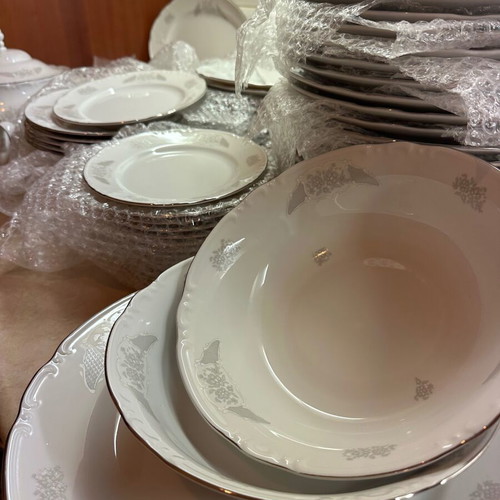 Karlovarský Porcelán Thun 1974 porcelain dinnerware set, complete 74 pieces