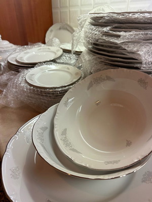 Karlovarský Porcelán Thun 1974 porcelain dinnerware set, complete 74 pieces