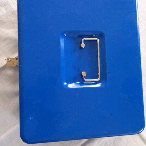 Metal box like new with lock ideal for cash register