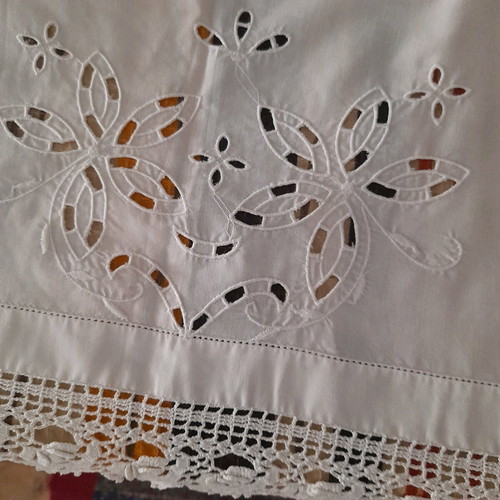 Arhontiko embroidered tablecloth like new with lace 1.60×1.60