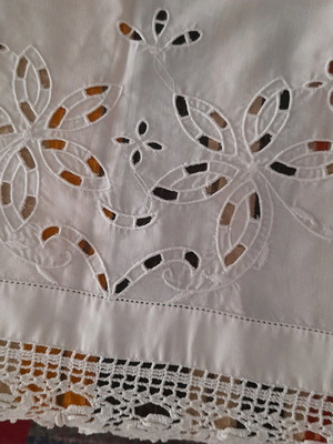 Arhontiko embroidered tablecloth like new with lace 1.60×1.60