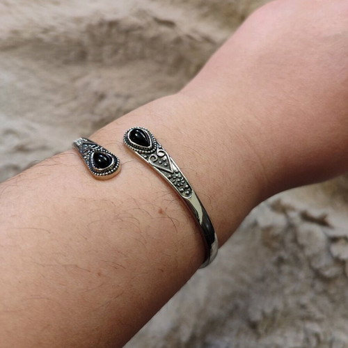 Carved bracelet new, adjustable to various sizes
