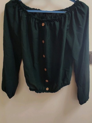 Green crop top used with elastic cuffs and decorative buttons