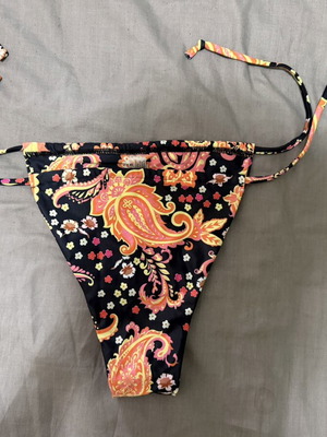 DeCoro bikini bottom Medium new, paisley print black base