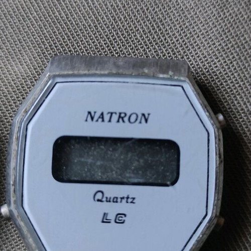 Vintage 3 old watches with various bracelets used, unknown if working