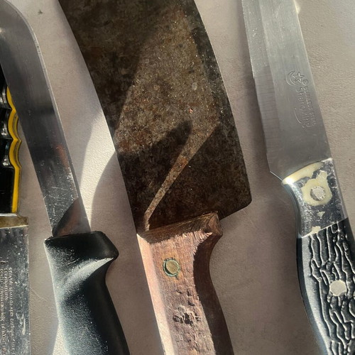 Kitchen knives used heavy-duty construction, need sharpening