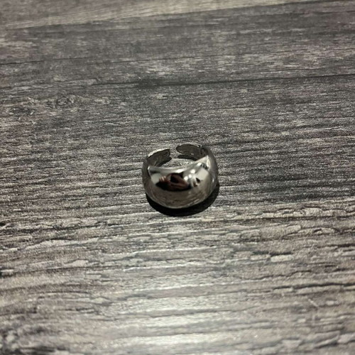 Silver ring brand new in excellent condition
