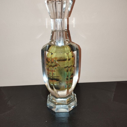 Glass vase with Chinese motifs like new