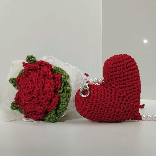 Knitted red rose and heart keychain Valentine's set, new