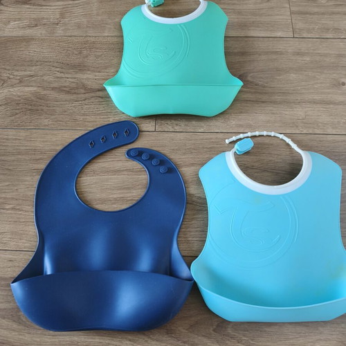 Set of 3 Twistshake Bibs like new, 2 rigid and 1 silicone