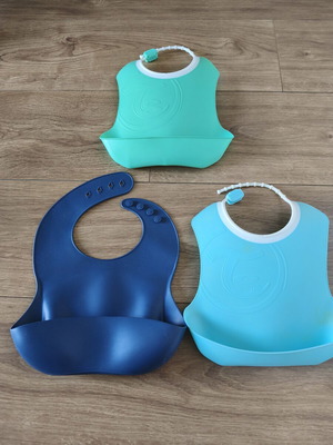 Set of 3 Twistshake Bibs like new, 2 rigid and 1 silicone