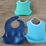 Set of 3 Twistshake Bibs like new, 2 rigid and 1 silicone