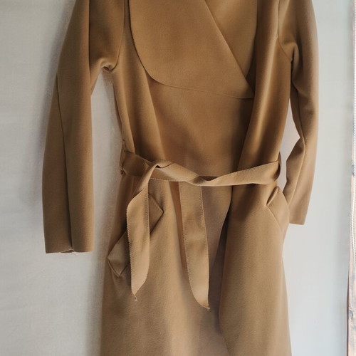 Camel coat like new with belt, large lapel and side pockets