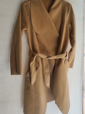 Camel coat like new with belt, large lapel and side pockets
