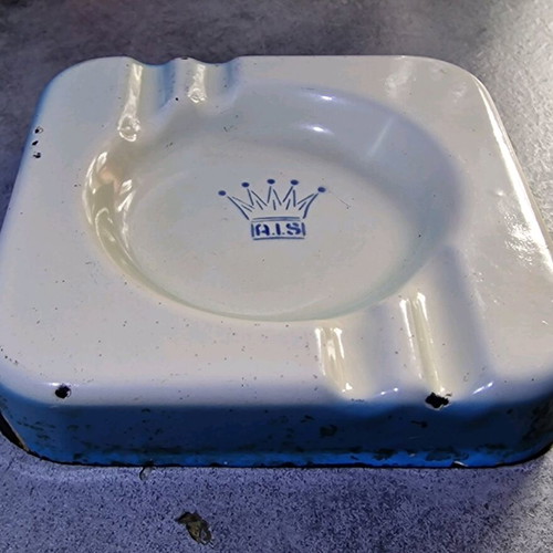 Enameled ashtray used, old and beautiful, size 12x12