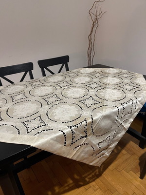 Cream square tablecloth 135 × 135 cm like new with floral pattern