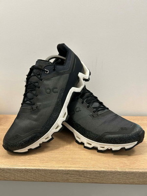 On Running Cloudventure trail running shoes like new, size 44, black and white
