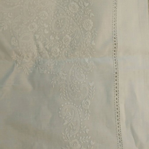 Bed sheet set with embroidery like new, fitted sheet and 2 pillowcases