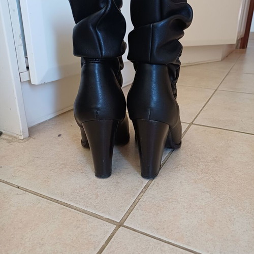 Sante boots size 39 black like new with 9 cm heel