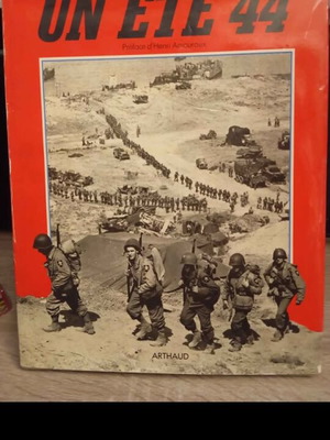 Photo book for 1944 in France like new, French language