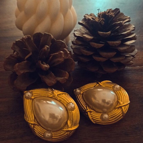 Vintage clip-on earrings with faux pearls and gold tone, like new