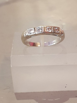 Златен пръстен 18 карата с 4 диаманта като нов